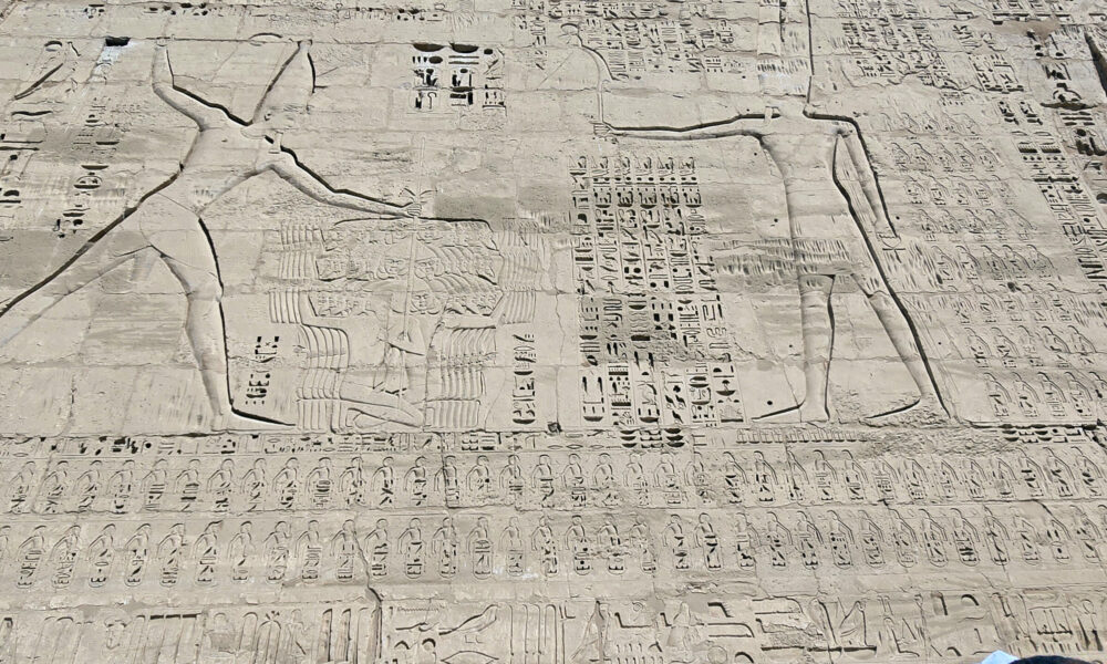 Wandrelief im Ramses III.-Tempel in Medinet Habu in Luxor